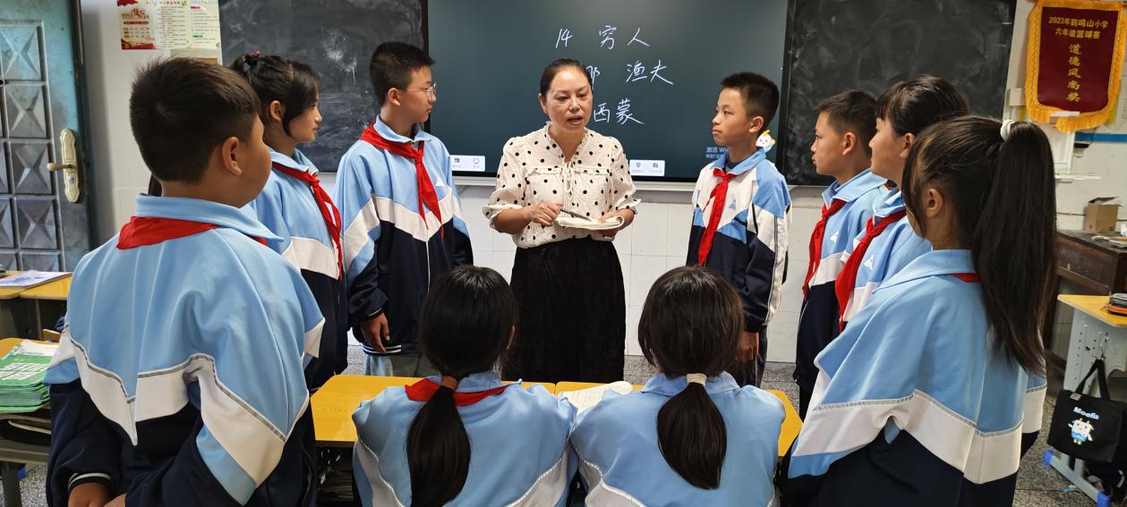 用爱与智慧照亮教育之路 ——记沅陵县鹤鸣山小学教师陈芸