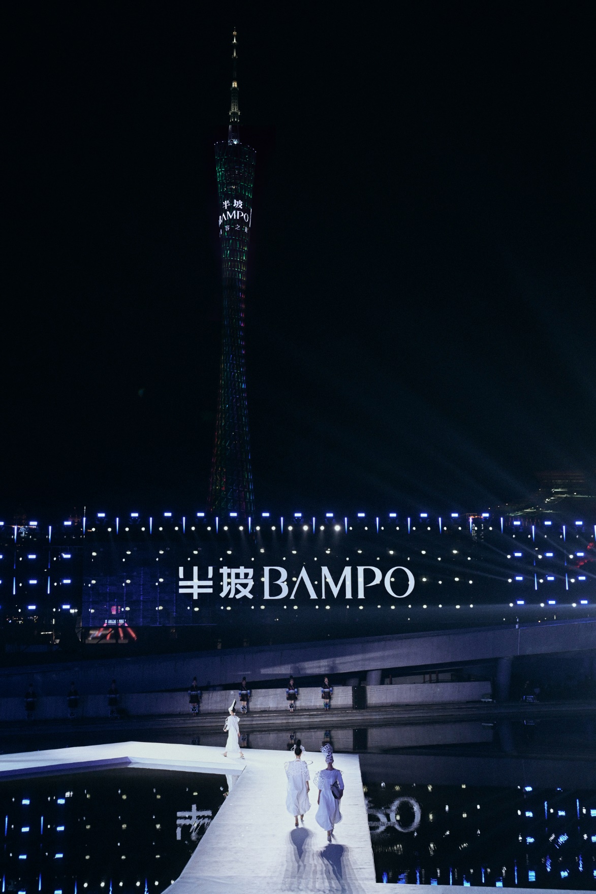 颠覆常规秀场！BAMPO半坡年度大秀，展现非遗时尚的魅力